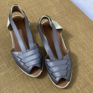 Gentle Souls by Kenneth Cole Luci Pawter Espadrilles 6M (SH013)